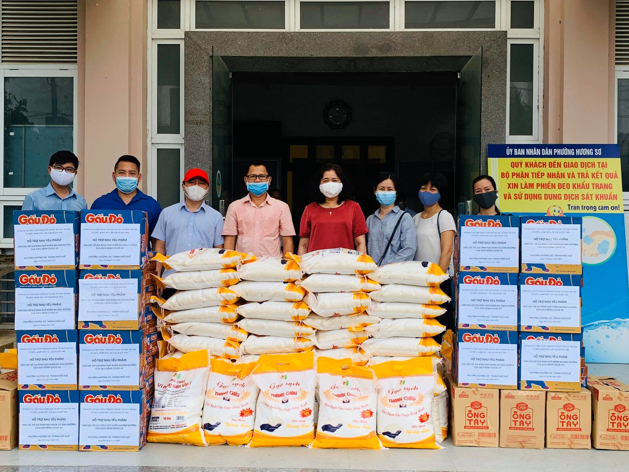 zhishan trao 225 suat qua cho cac gia dinh kho khan o hue chong covid 19