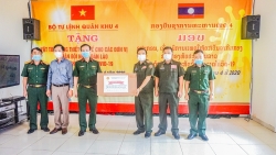Quân khu 4 trao hơn 2 tỷ đồng tiền vật tư y tế hỗ trợ Lào chống COVID-19