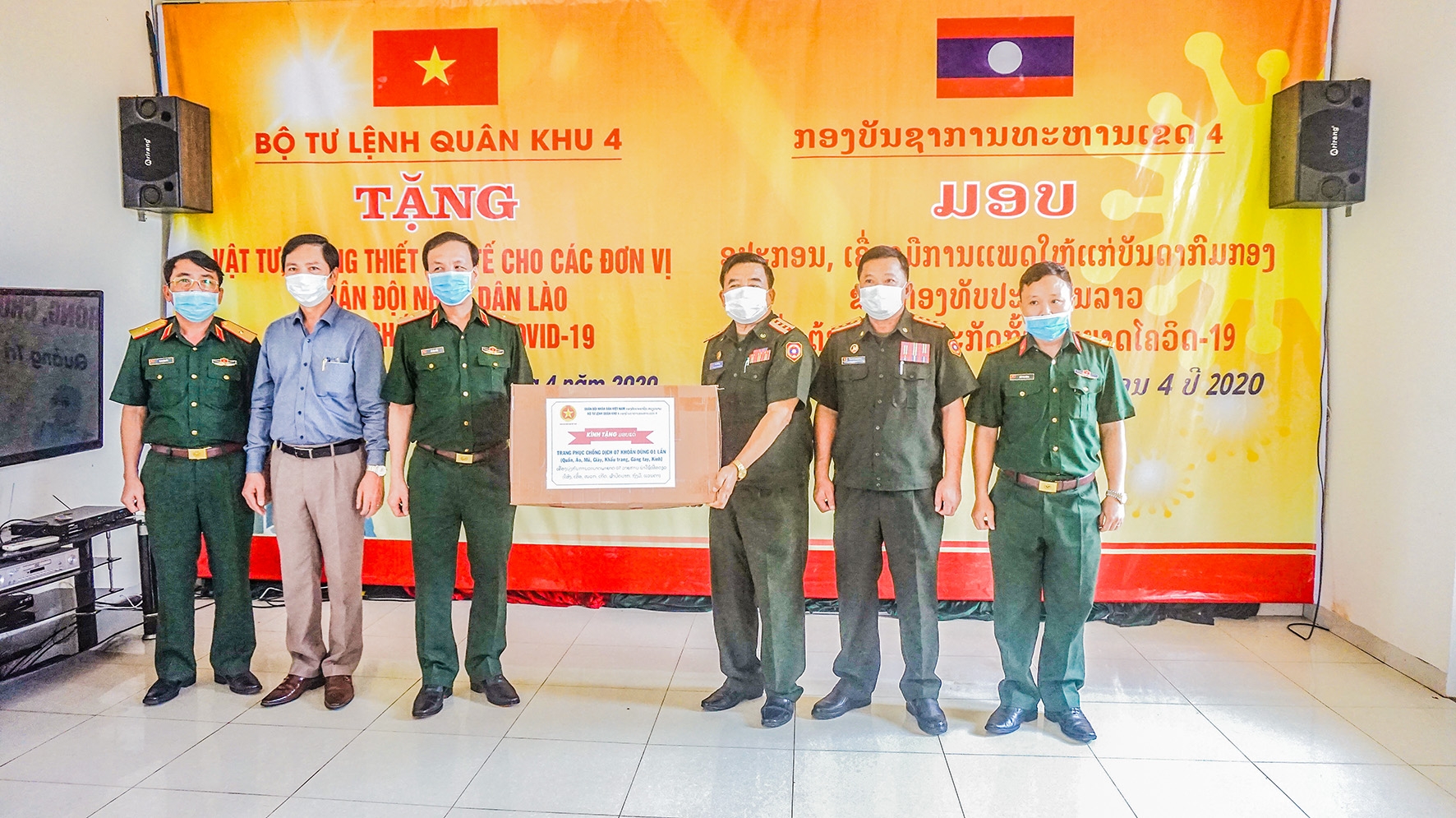 quan khu 4 trao hon 2 ty dong tien vat tu y te ho tro lao chong covid 19