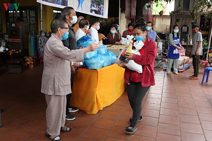 chua phat tich trao hon 200 suat qua giup cac gia dinh goc viet tai lao khac phuc kho khan do covid 19