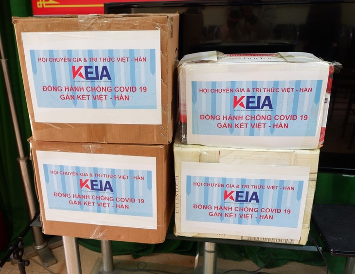 vkeia tang 4000 chiec khau trang va gan 300 gel rua tay giup thuan thanh bac ninh chong covid 19