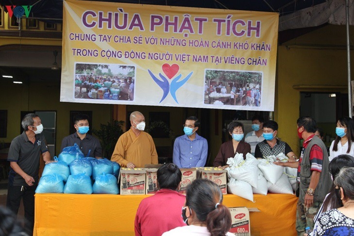 chua phat tich trao hon 200 suat qua giup cac gia dinh goc viet tai lao khac phuc kho khan do covid 19