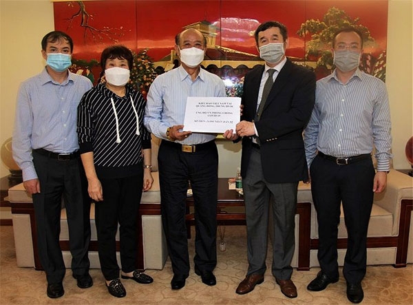 hoi viet kieu tinh quang dong ung ho gan 100 trieu dong giup viet nam chong covid 19