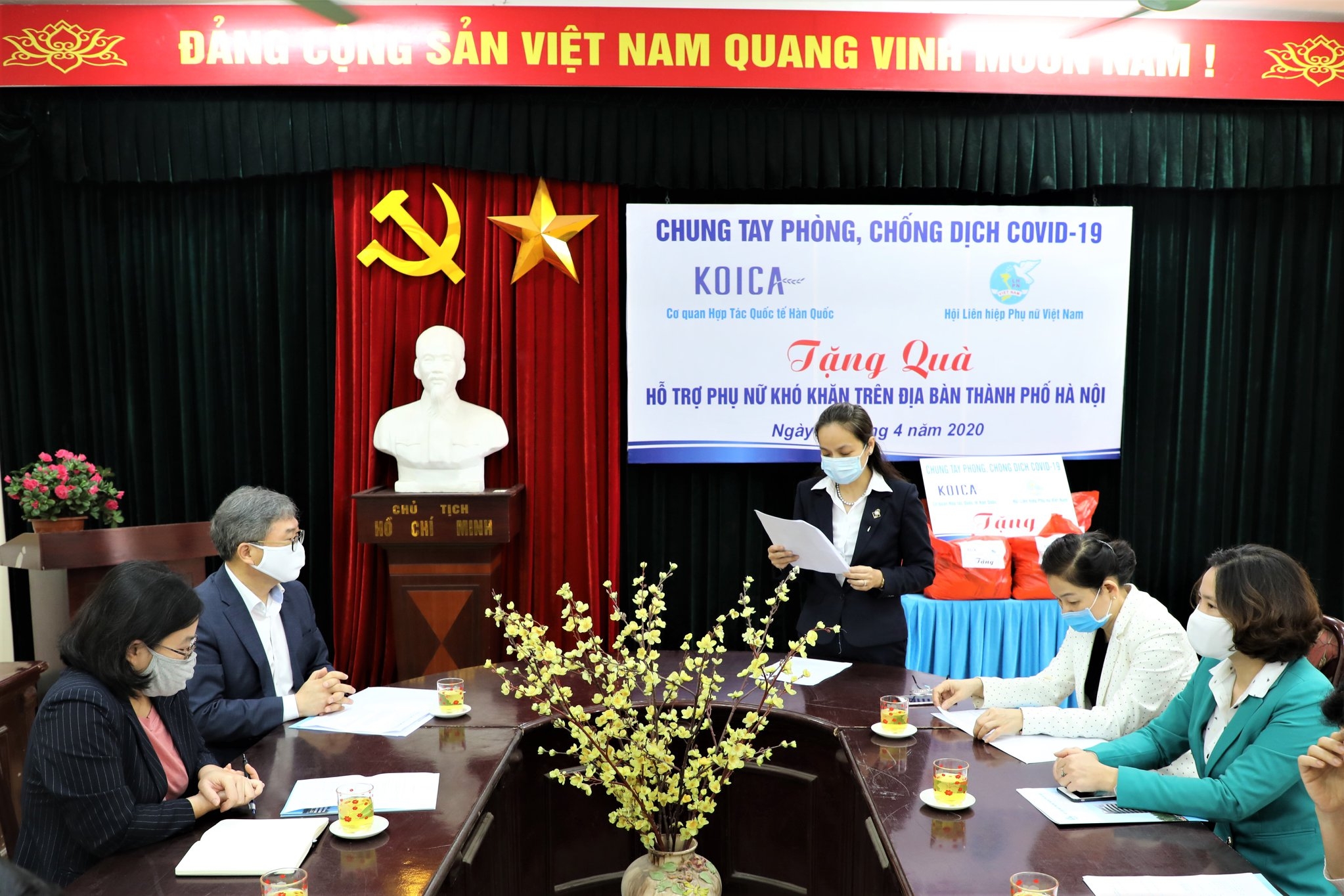 KOICA viện trợ hơn 10.000 USD đồ dùng phòng COVID-19 cho Hội Liên hiệp Phụ nữ Việt Nam koica vien tro hon 10000 usd do dung phong covid 19 cho hoi lien hiep phu nu viet nam