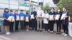VinaCapital Foundation trao 5 tấn gạo giúp bà con TP Hồ Chí Minh khắc phục hậu quả COVID-19