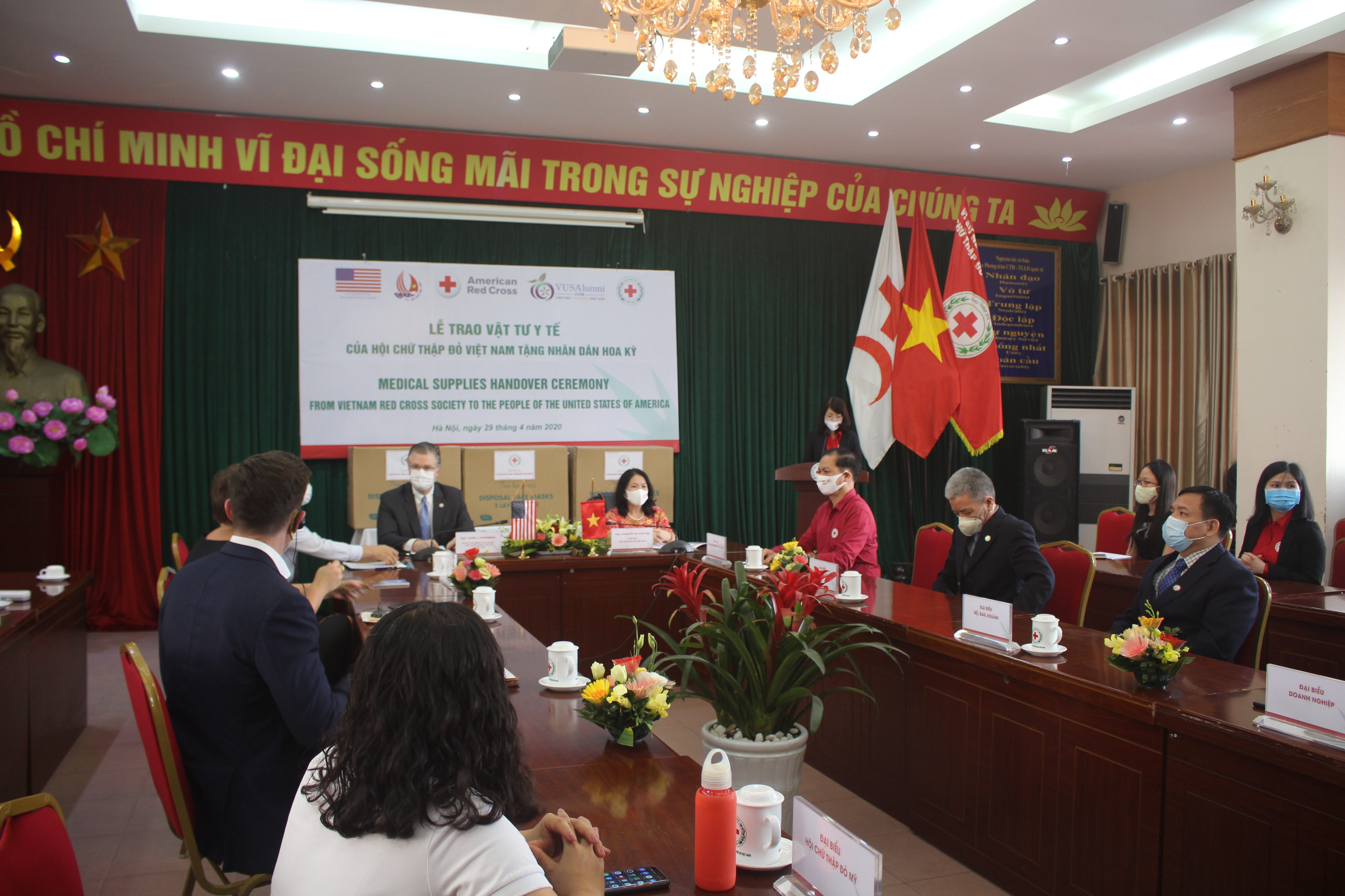hon 900 ca nhan to chuc trong va ngoai nuoc gop tien mua khau trang y te tang nhan dan hoa ky chong covid 19