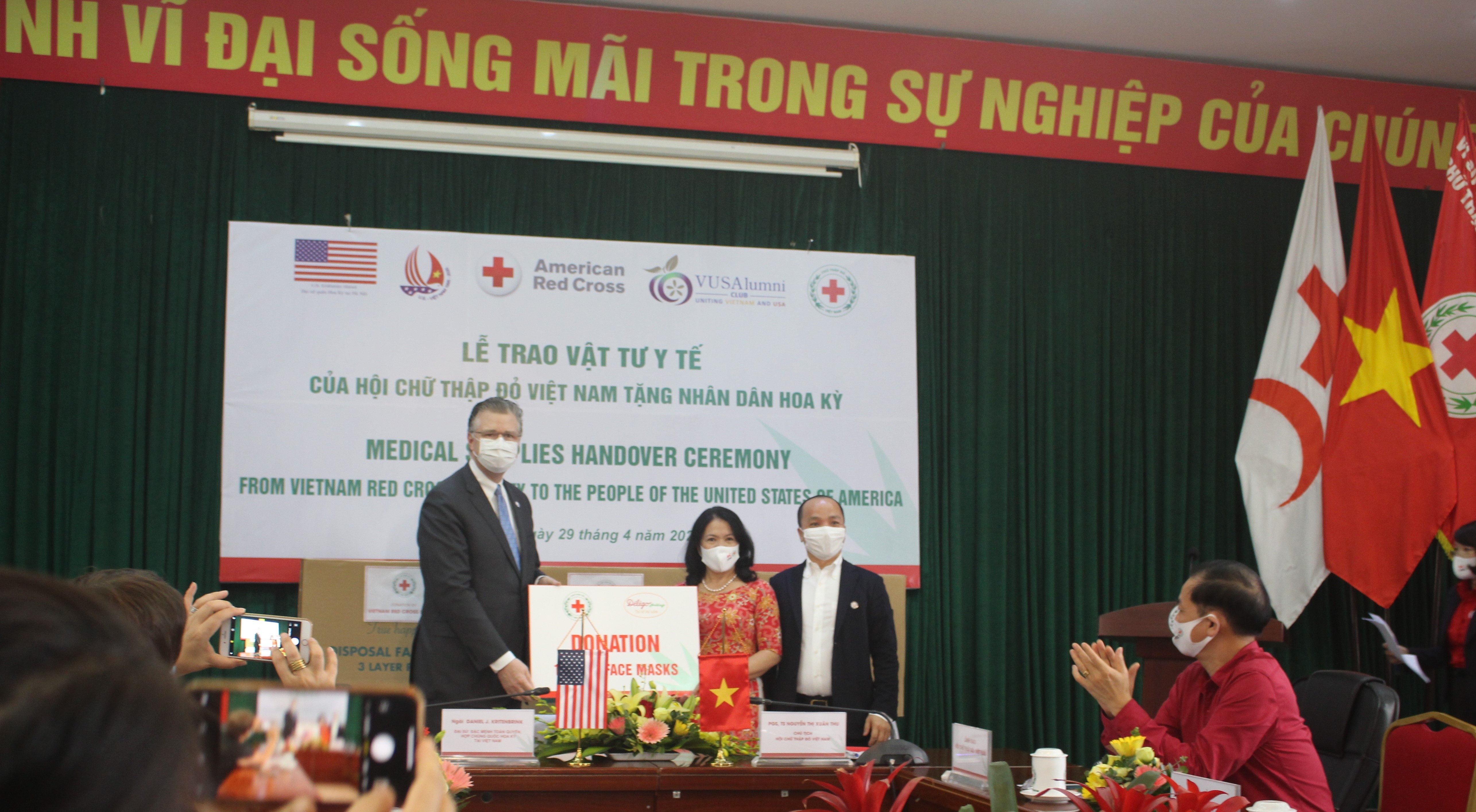 hon 900 ca nhan to chuc trong va ngoai nuoc gop tien mua khau trang y te tang nhan dan hoa ky chong covid 19