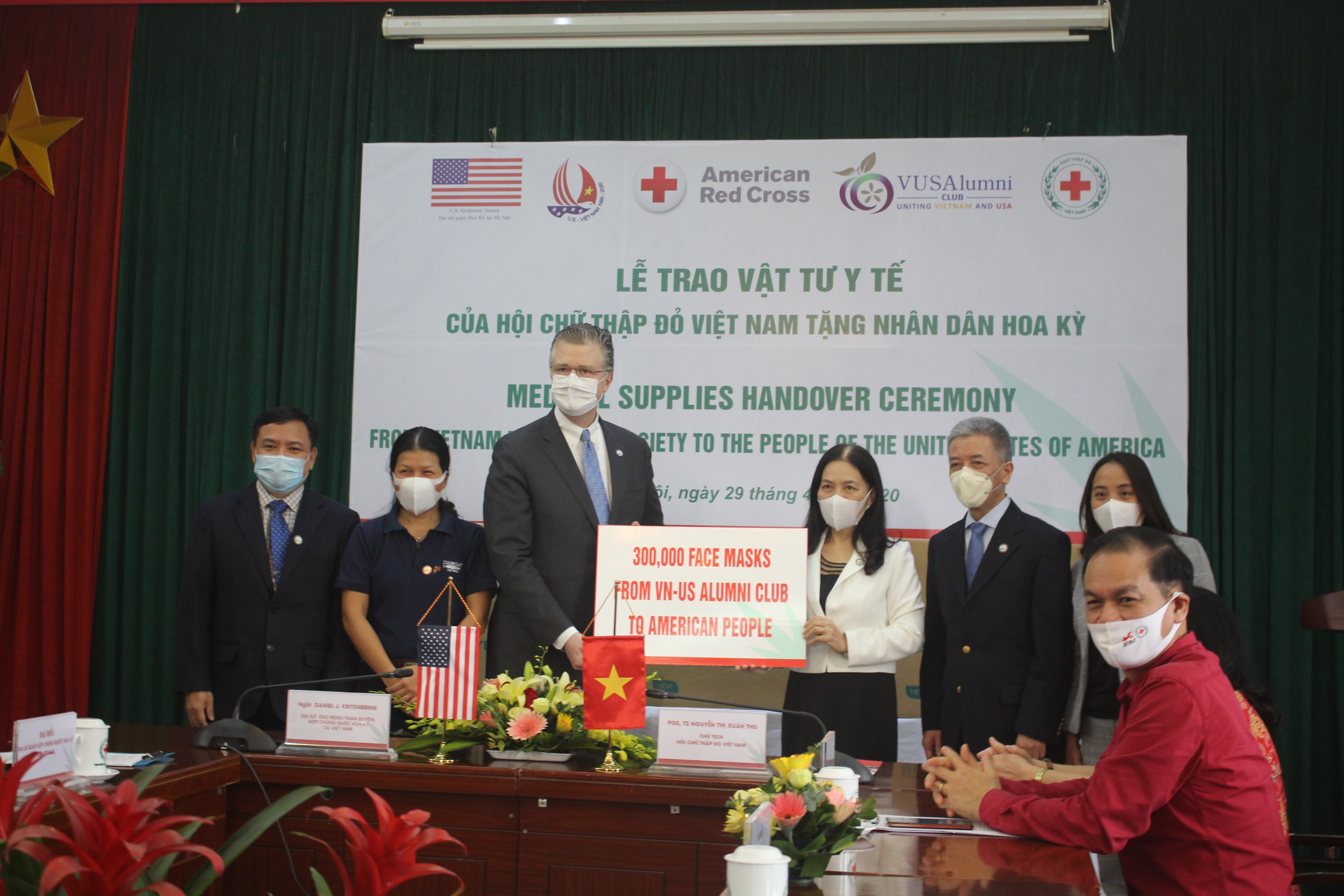 hon 900 ca nhan to chuc trong va ngoai nuoc gop tien mua khau trang y te tang nhan dan hoa ky chong covid 19