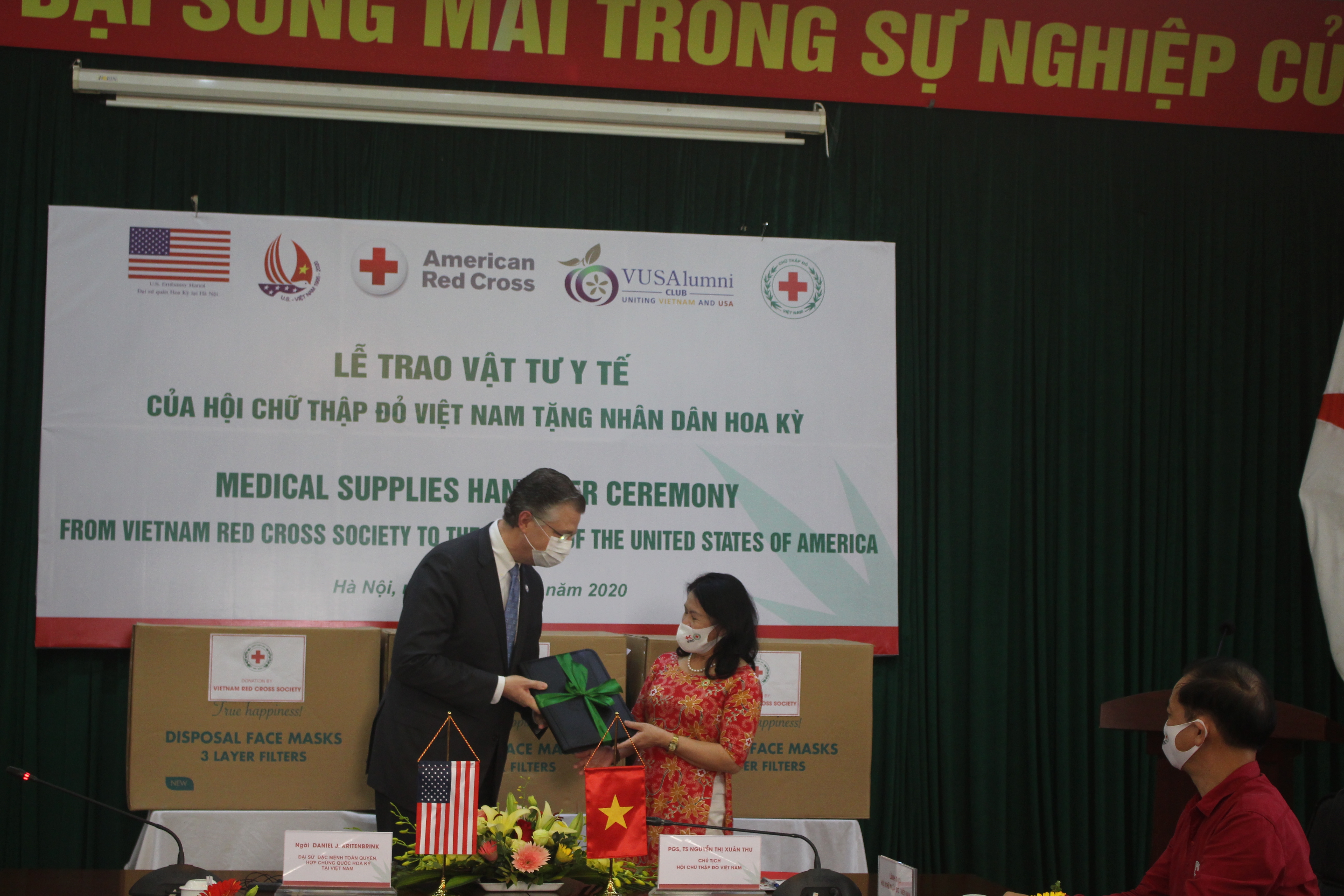 hon 900 ca nhan to chuc trong va ngoai nuoc gop tien mua khau trang y te tang nhan dan hoa ky chong covid 19
