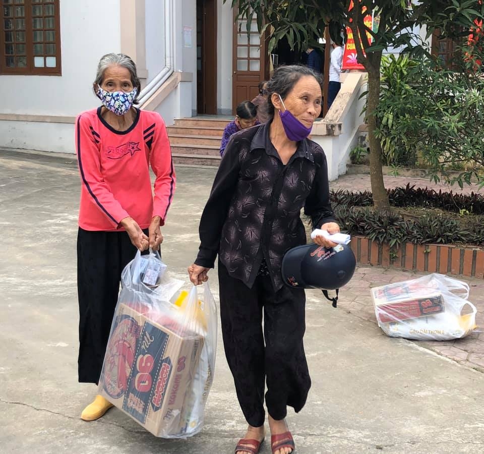 Zhishan Việt Nam trao 90 triệu đồng giúp người dân khó khăn huyện Cẩm Xuyên và Thạch Hà, Hà Tĩnh. zhishan viet nam trao 90 trieu dong tien qua cho nguoi dan ha tinh