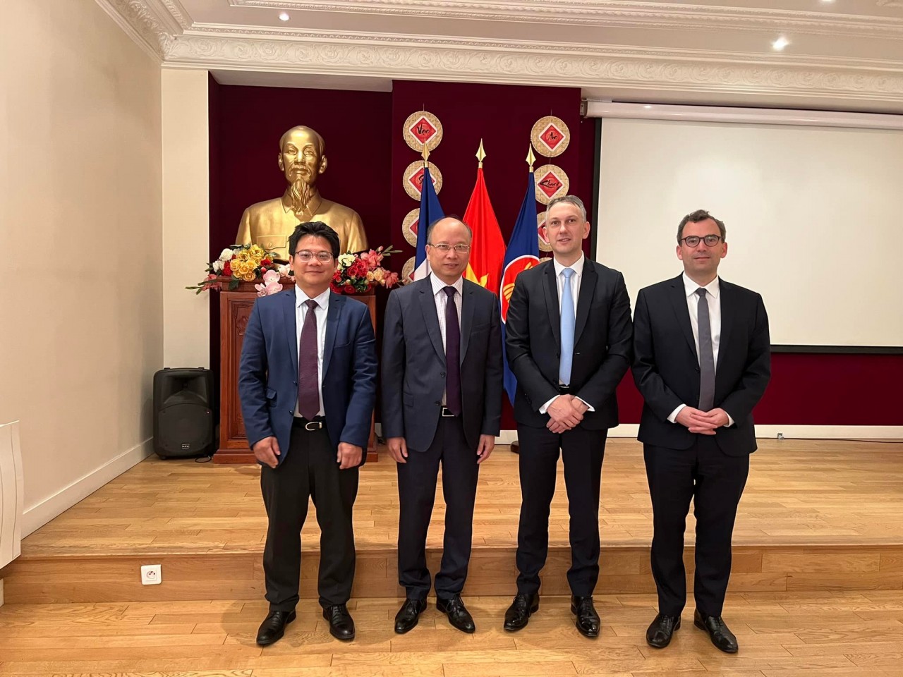 Nhiều hoạt động hướng tới kỷ niệm 50 năm quan hệ ngoại giao và 10 năm Đối tác chiến lược Việt - Pháp