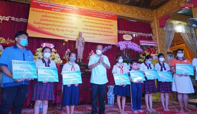 Trao 85 suất học bổng đến học sinh, sinh viên Khmer, sinh viên Lào, Kinh, Campuchia tại TP.HCM