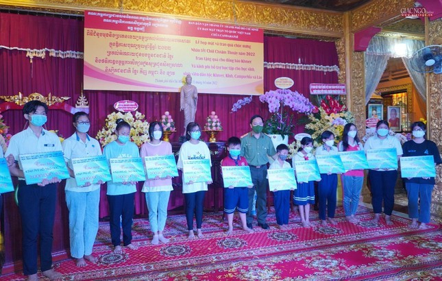 Trao 85 suất học bổng đến học sinh, sinh viên Khmer, sinh viên Lào, Kinh, Campuchia tại TP.HCM