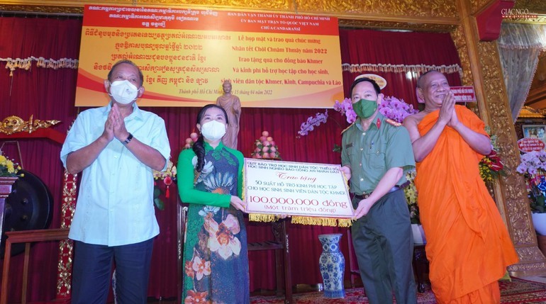 Trao 85 suất học bổng đến học sinh, sinh viên Khmer, sinh viên Lào, Kinh, Campuchia tại TP.HCM