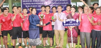 4 tỉnh Hội Người Việt Nam tại Nam Lào đá bóng giao hữu nhân ngày 30/4 và 1/5