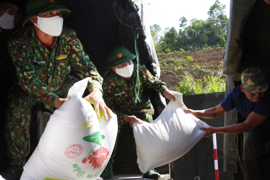 bien phong quang nam ho tro gan 2 tan gao cho tinh se kong lao