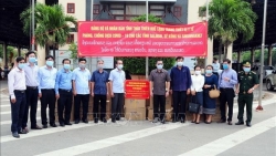 kien giang trao thiet bi y te cho luc luong vu trang campuchia phong chong covid 19