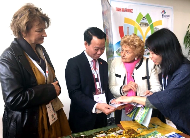 Yên Bái tặng 50.000 khẩu trang cho tỉnh Val de Marne, Pháp chống COVID-19 yen bai tang 50000 khau trang cho tinh val de marne phap chong covid 19