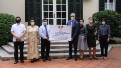 Hội Hữu nghị Việt Nam - Đức trao 80.000 khẩu trang giúp nhân dân nước bạn chống COVID-19