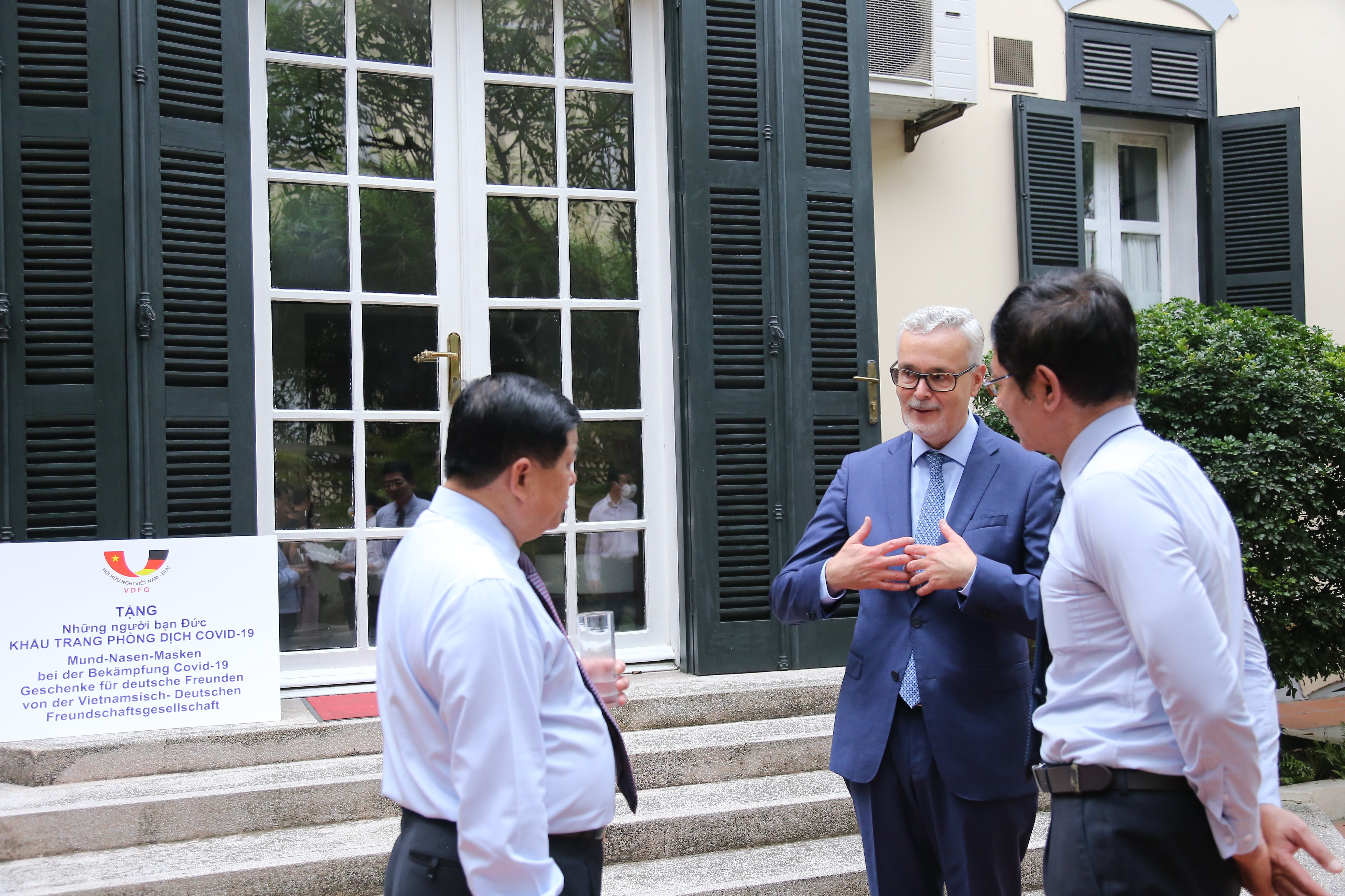 Hội Hữu nghị Việt Nam - Đức trao 80.000 khẩu trang giúp nhân dân nước bạn chống COVID-19 hoi huu nghi viet nam duc trao 80000 khau trang giup nhan dan nuoc ban chong covid 19