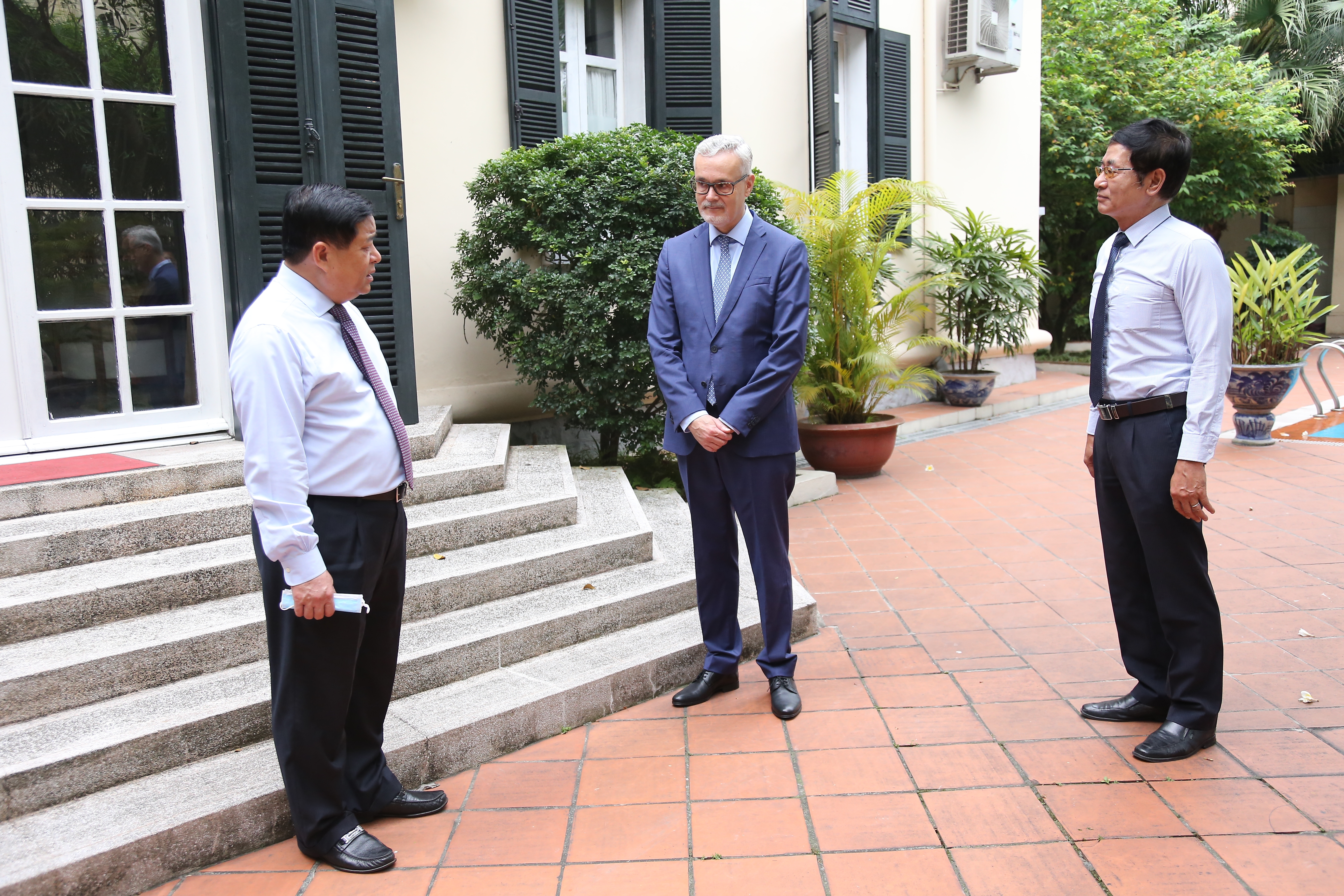 Hội Hữu nghị Việt Nam - Đức trao 80.000 khẩu trang giúp nhân dân nước bạn chống COVID-19 hoi huu nghi viet nam duc trao 80000 khau trang giup nhan dan nuoc ban chong covid 19