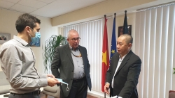 hoi huu nghi viet bi tang 30000 khau trang y te giup nuoc ban chong covid 19