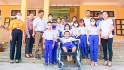 sen vang berlin trao tang 10 xe lan cho nguoi khuyet tat va tre mo coi tinh thua thien hue
