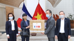 dai su quan viet nam tai italia ho tro vat tu y te cung nuoc so tai chong covid 19