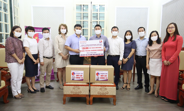 tiep nhan ho tro 130000 khau trang cua cong ty hanesbrands