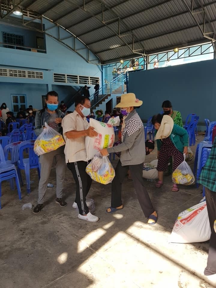 hoi khmer viet nam tai campuchia trao hon 400 suat qua giup ba con goc viet khac phuc covid 19