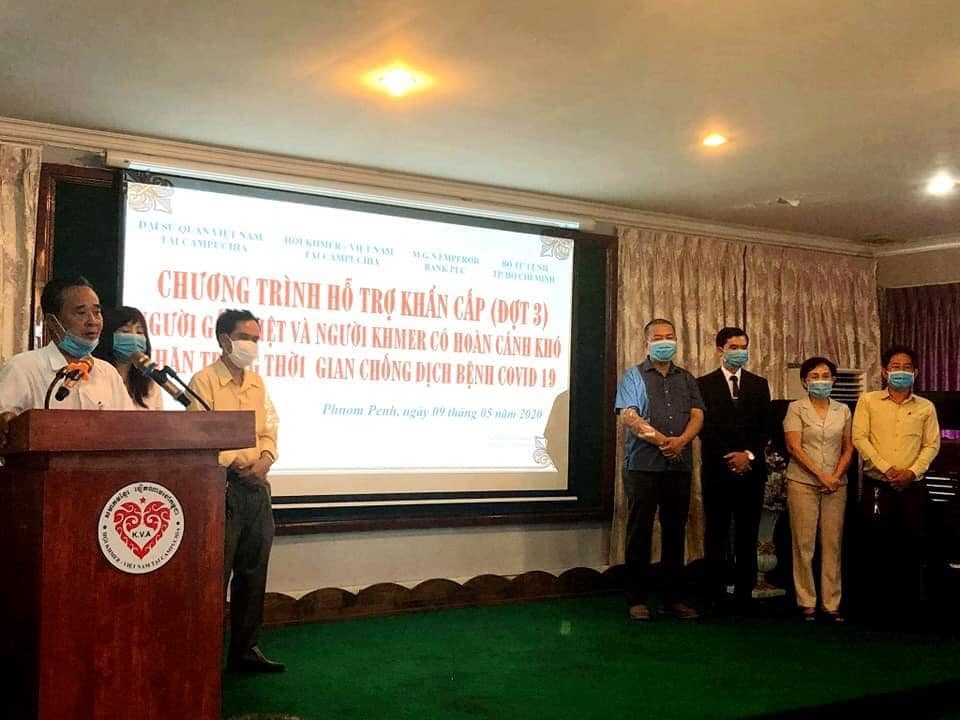 hoi khmer viet nam tai campuchia trao hon 400 suat qua giup ba con goc viet khac phuc covid 19