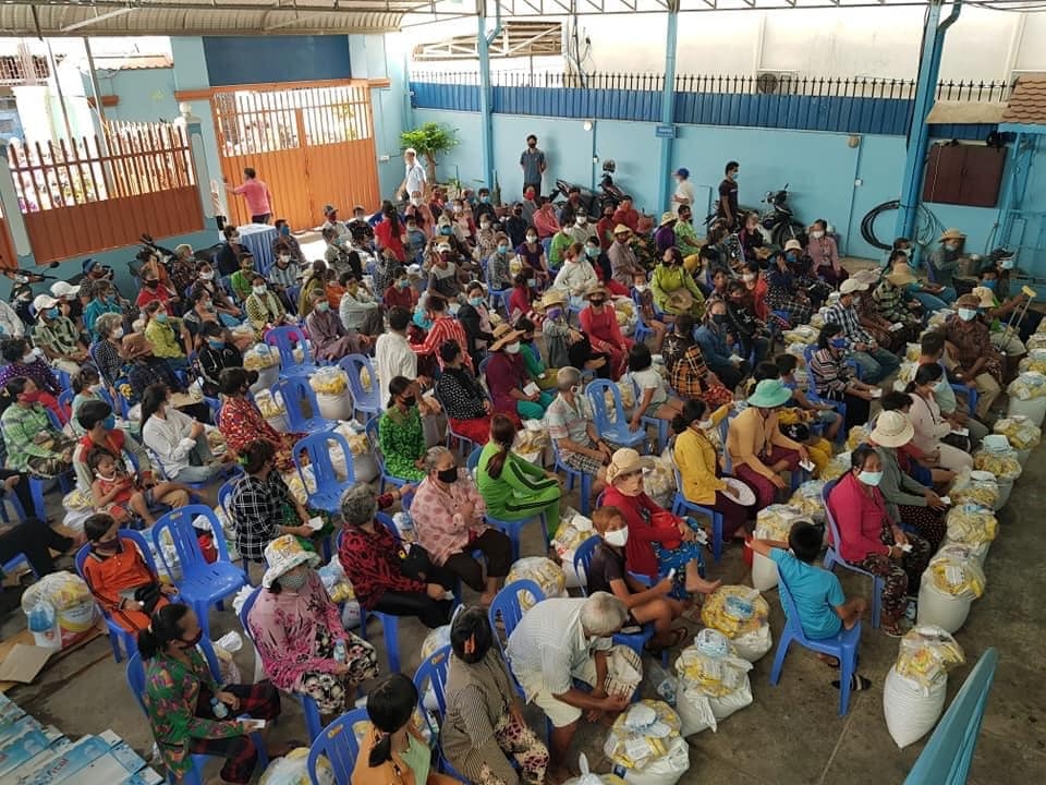 hoi khmer viet nam tai campuchia trao hon 400 suat qua giup ba con goc viet khac phuc covid 19