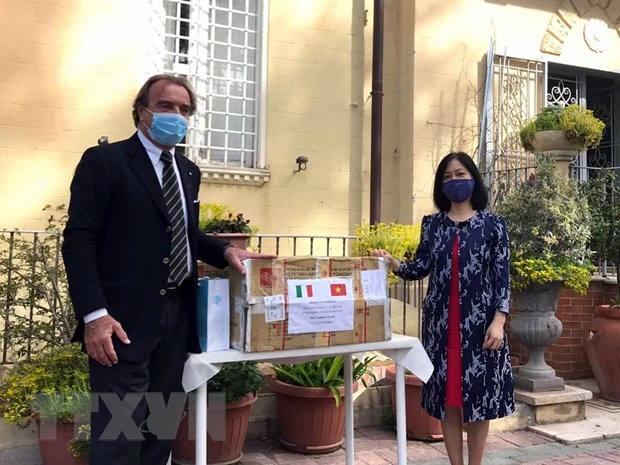 dai su quan viet nam tai italia ho tro vat tu y te cung nuoc so tai chong covid 19