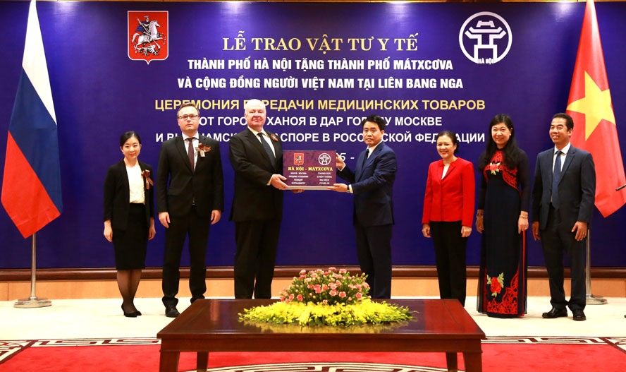 ha noi tang moskva nga 150000 khau trang chong covid 19