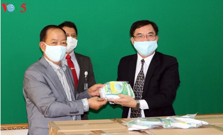 dai su quan viet nam tai campuchia da trao 4000 khau trang y te cho tong cuc trai giam nuoc ban chong covid 19