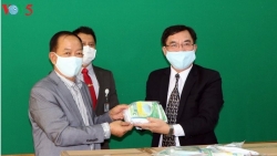 hoi huu nghi viet nam ukraina trao 5000 khau trang va 332 trieu dong giup nhan dan nuoc ban chong covid 19