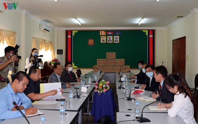 dai su quan viet nam tai campuchia da trao 4000 khau trang y te cho tong cuc trai giam nuoc ban chong covid 19