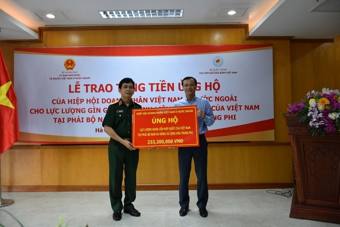 hiep hoi doanh nhan viet nam o nuoc ngoai trao hon 200 trieu cho luc luong gin giu hoa binh viet nam