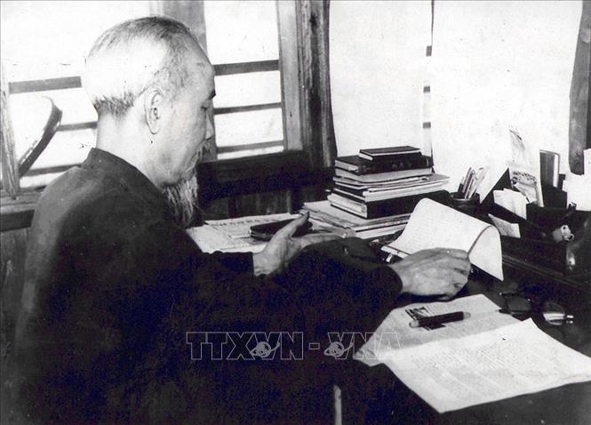 an tuong ve lanh tu ho chi minh trong con mat ban be quoc te