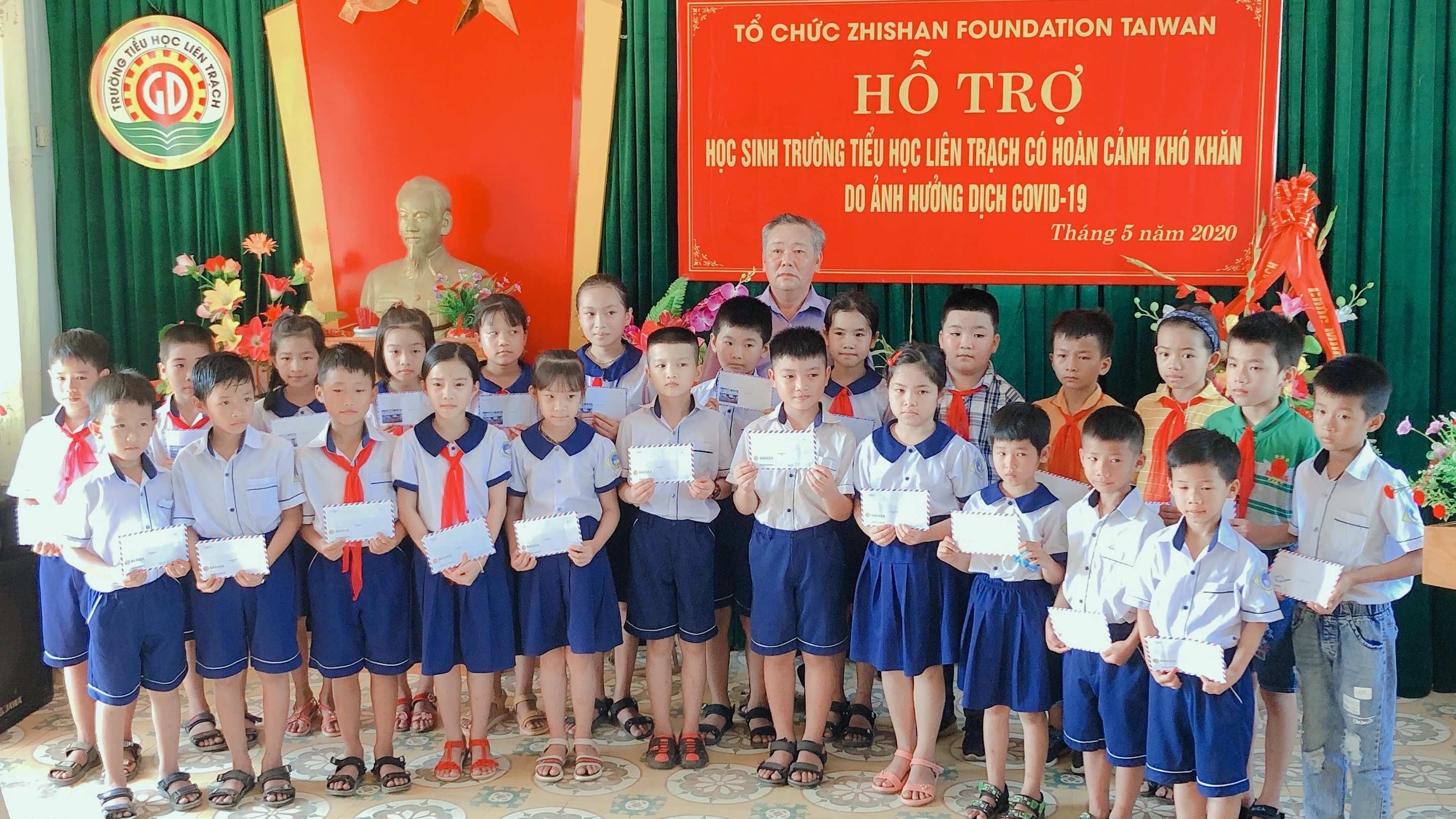 Zhishan Foundation hỗ trợ hơn 200 triệu đồng giúp học sinh 5 tỉnh miền Trung "Làm bạn với sách"