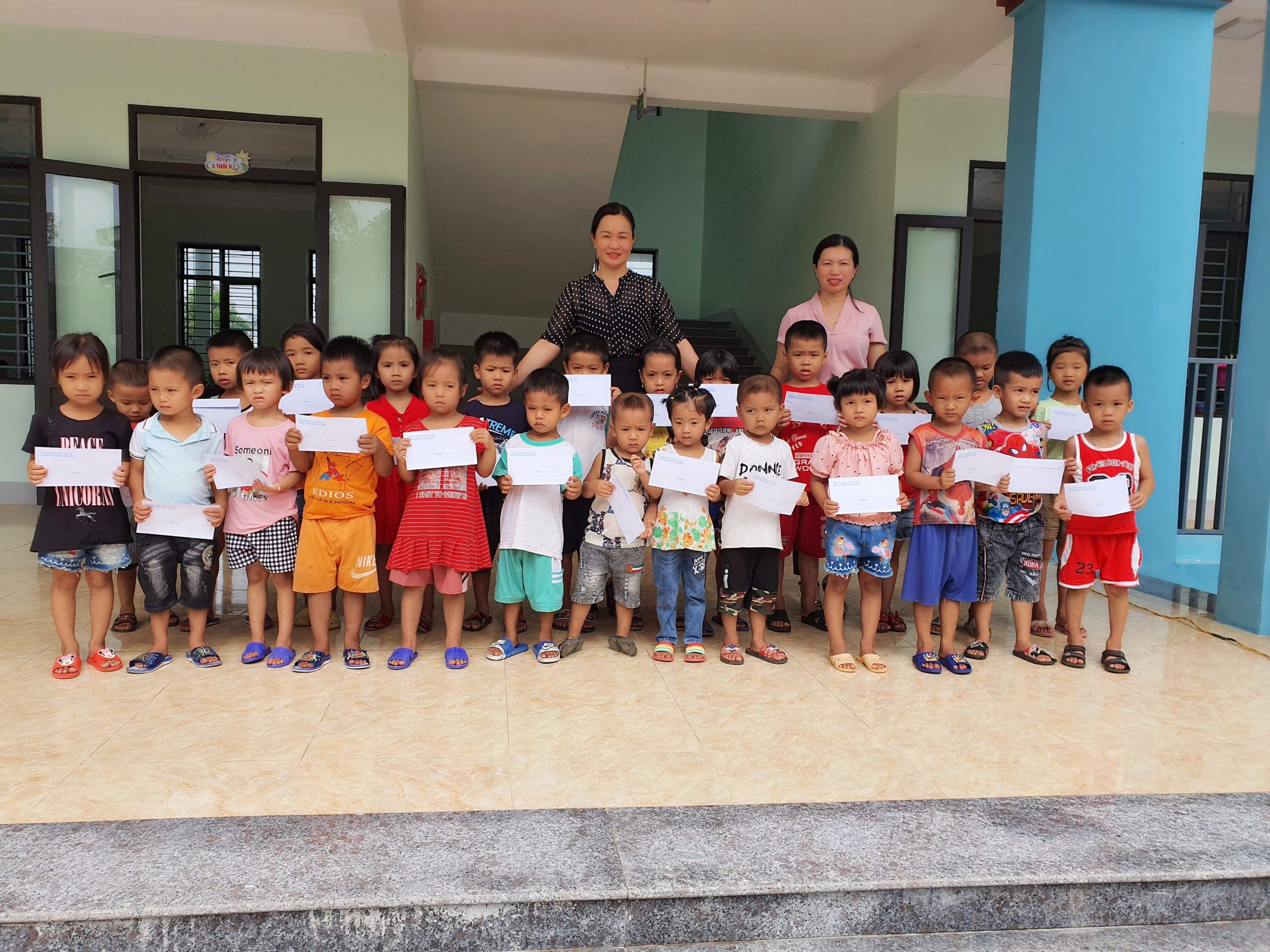 zhishan foundation ho tro hon 200 trieu dong giup hoc sinh 5 tinh mien trung lam ban voi sach