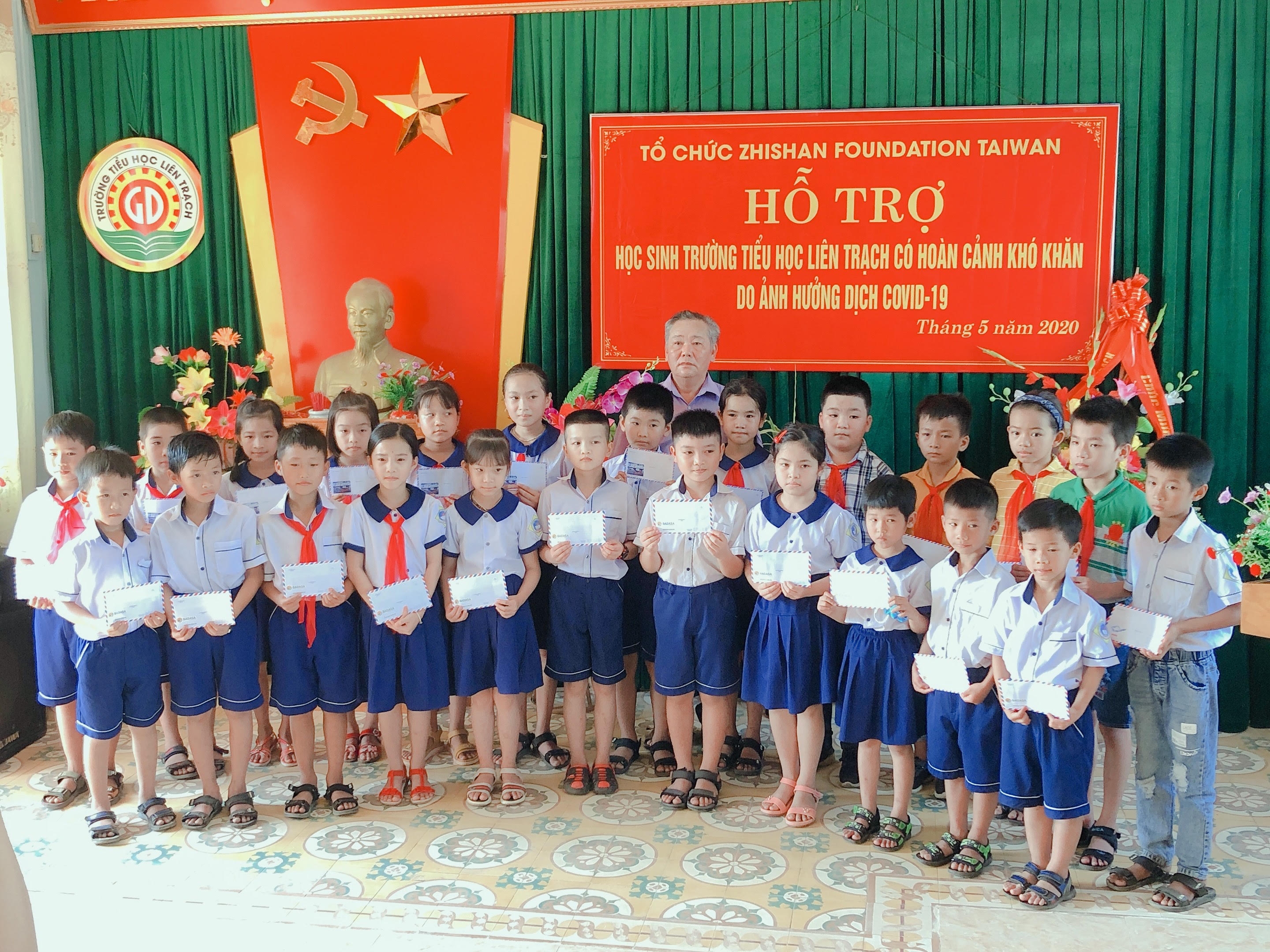 zhishan foundation ho tro hon 200 trieu dong giup hoc sinh 5 tinh mien trung lam ban voi sach