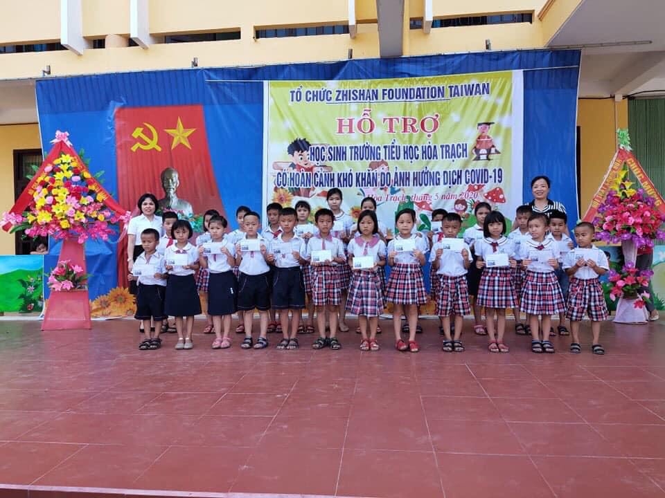 zhishan foundation ho tro hon 200 trieu dong giup hoc sinh 5 tinh mien trung lam ban voi sach