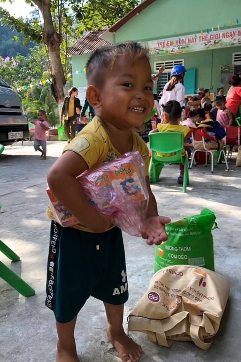 zhishan foundation ho tro hon 200 trieu dong giup hoc sinh 5 tinh mien trung lam ban voi sach