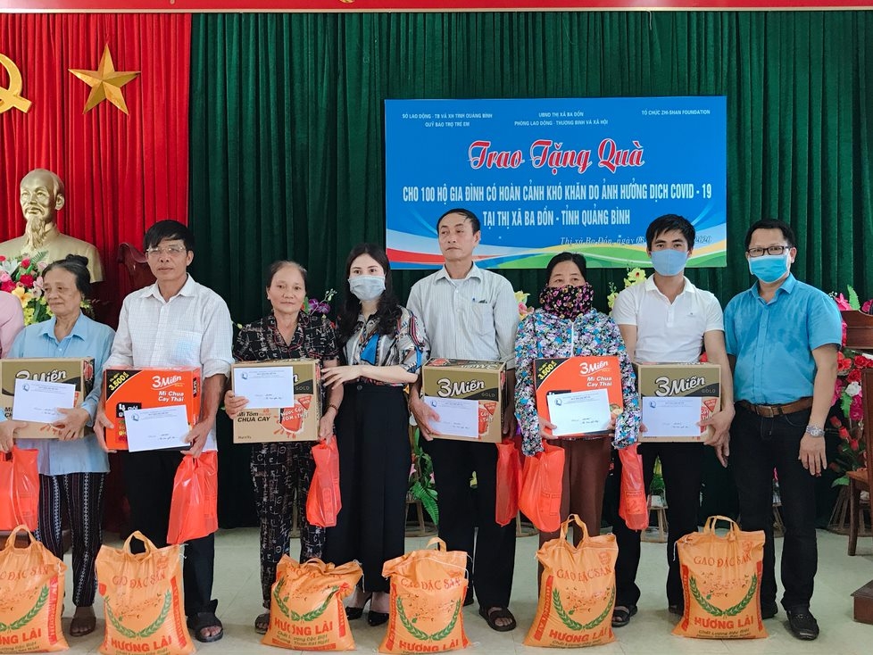 zhishan foundation ho tro hon 200 trieu dong giup hoc sinh 5 tinh mien trung lam ban voi sach