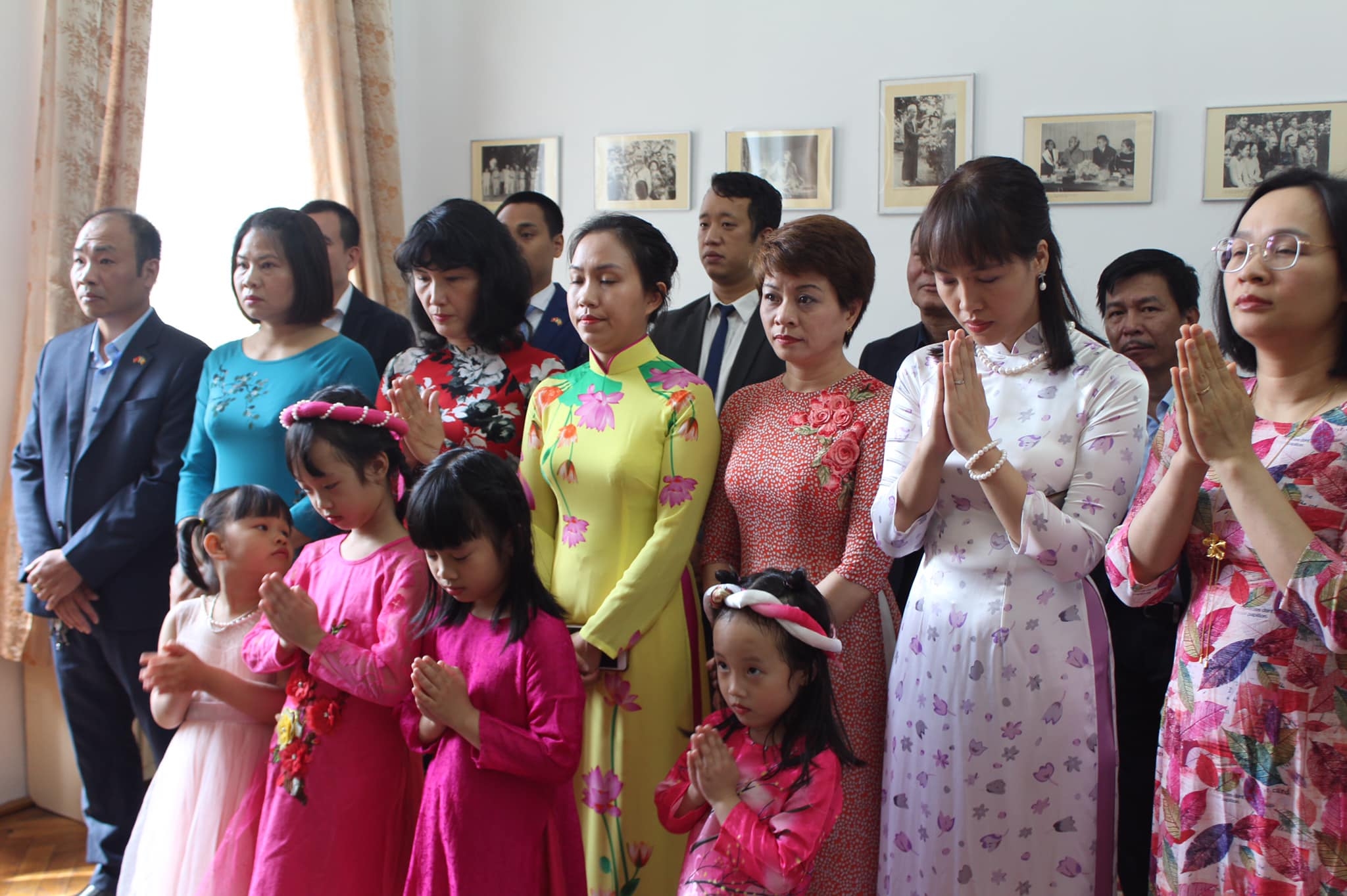 khai truong phong trung bay anh tai rumani nhan ky niem 130 nam ngay sinh bac ho