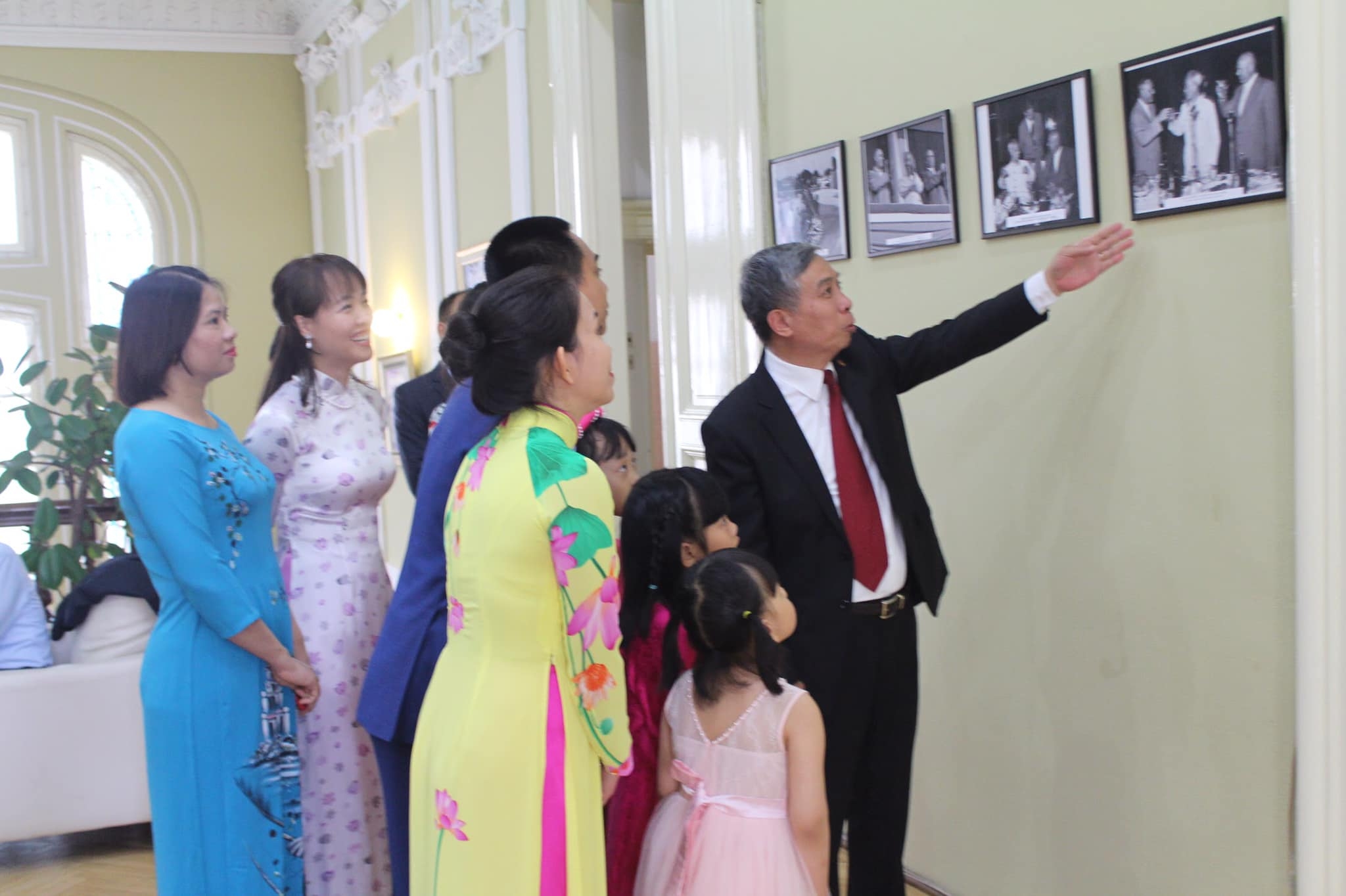 khai truong phong trung bay anh tai rumani nhan ky niem 130 nam ngay sinh bac ho