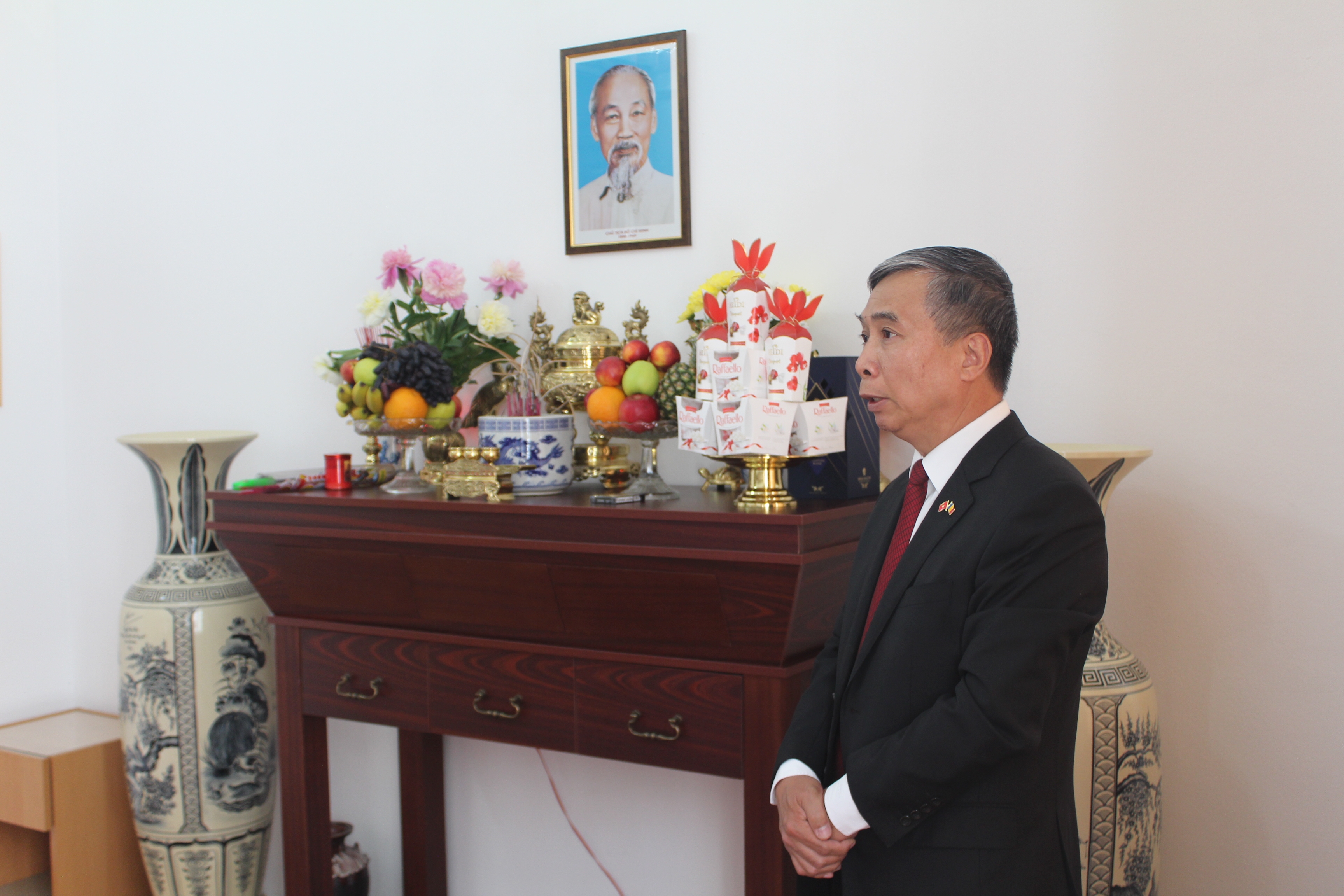 khai truong phong trung bay anh tai rumani nhan ky niem 130 nam ngay sinh bac ho