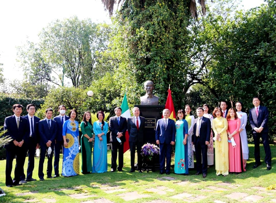 dai su quan viet nam tai 5 nuoc da to chuc nhieu hoat dong nhan ky niem 130 nam ngay sinh cua bac