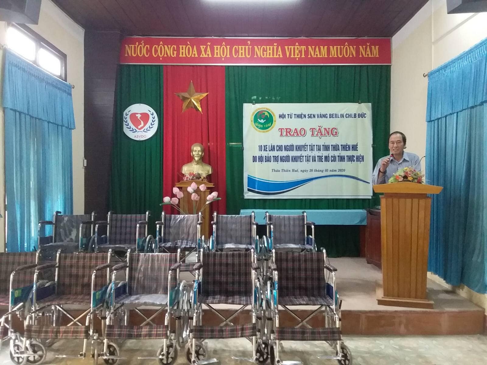 sen vang berlin trao tang 10 xe lan cho nguoi khuyet tat va tre mo coi tinh thua thien hue